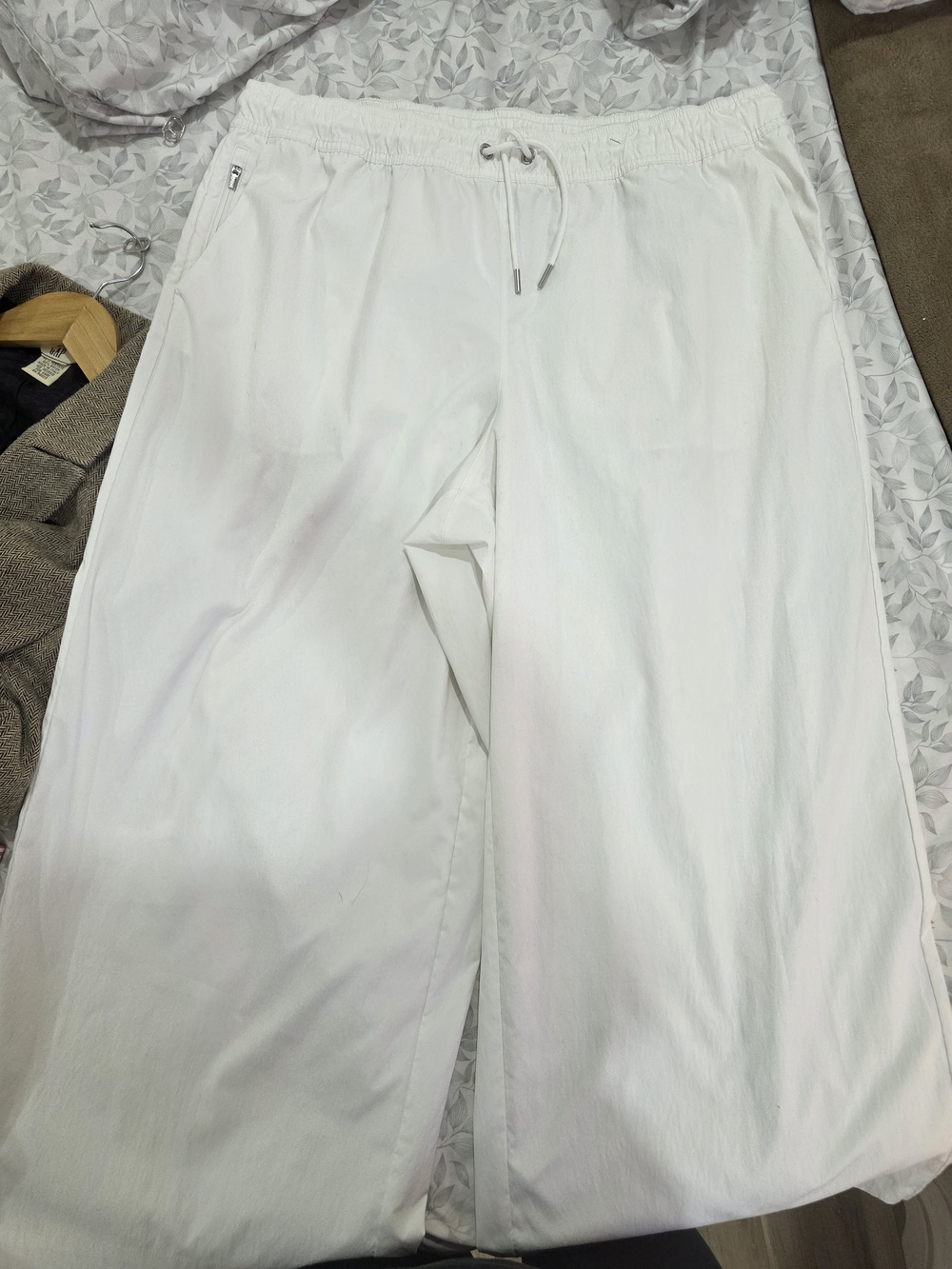 Athleta White Wide-Leg Pants with Subtle Leaf Print